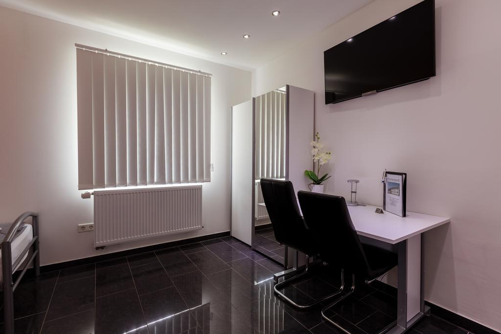 Hotel Am Rosenplatz,24 Stunden Check In, Kostenfreie Parkplaetze Brechtorf エクステリア 写真