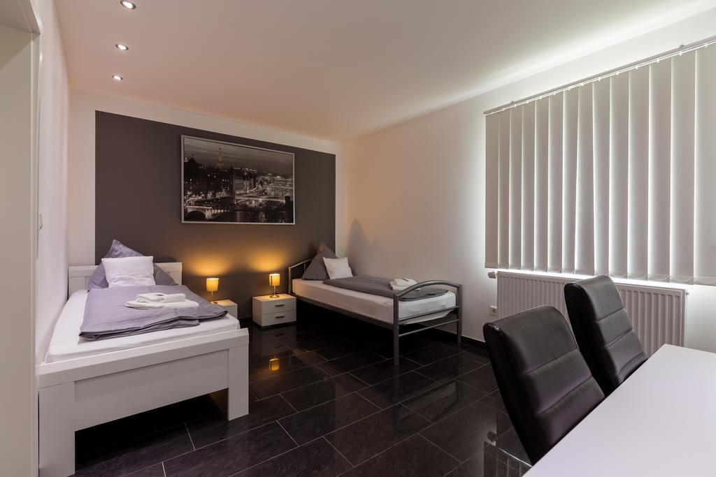 Hotel Am Rosenplatz,24 Stunden Check In, Kostenfreie Parkplaetze Brechtorf エクステリア 写真