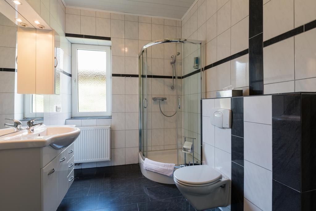 Hotel Am Rosenplatz,24 Stunden Check In, Kostenfreie Parkplaetze Brechtorf エクステリア 写真