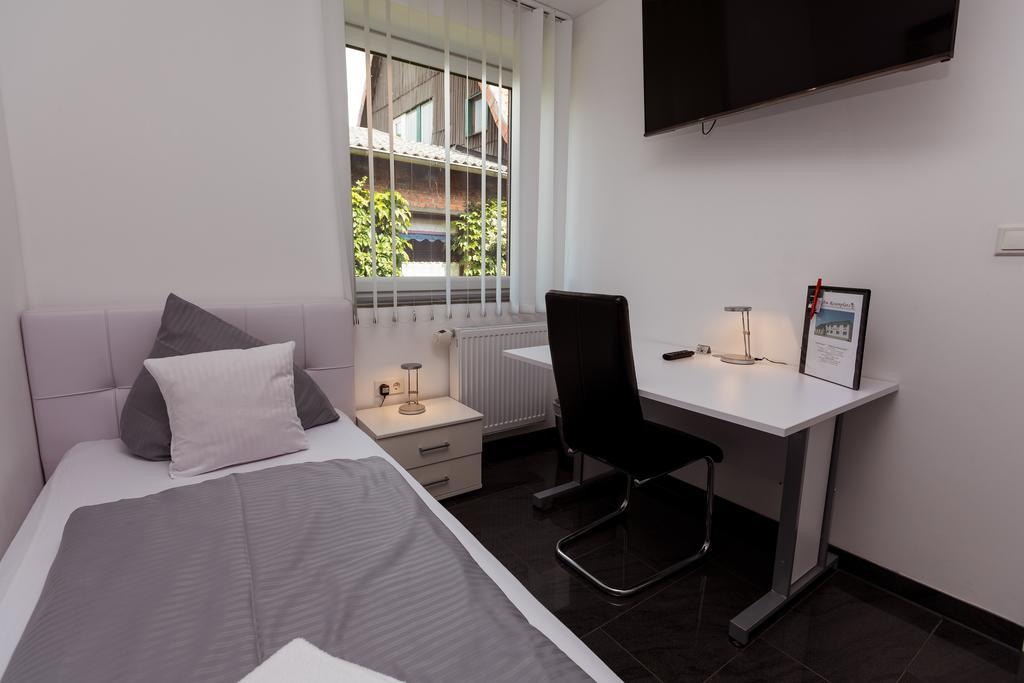 Hotel Am Rosenplatz,24 Stunden Check In, Kostenfreie Parkplaetze Brechtorf エクステリア 写真