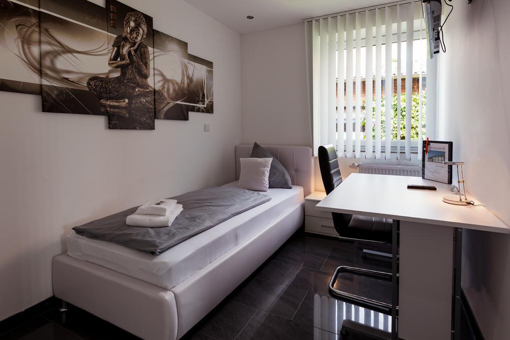 Hotel Am Rosenplatz,24 Stunden Check In, Kostenfreie Parkplaetze Brechtorf エクステリア 写真