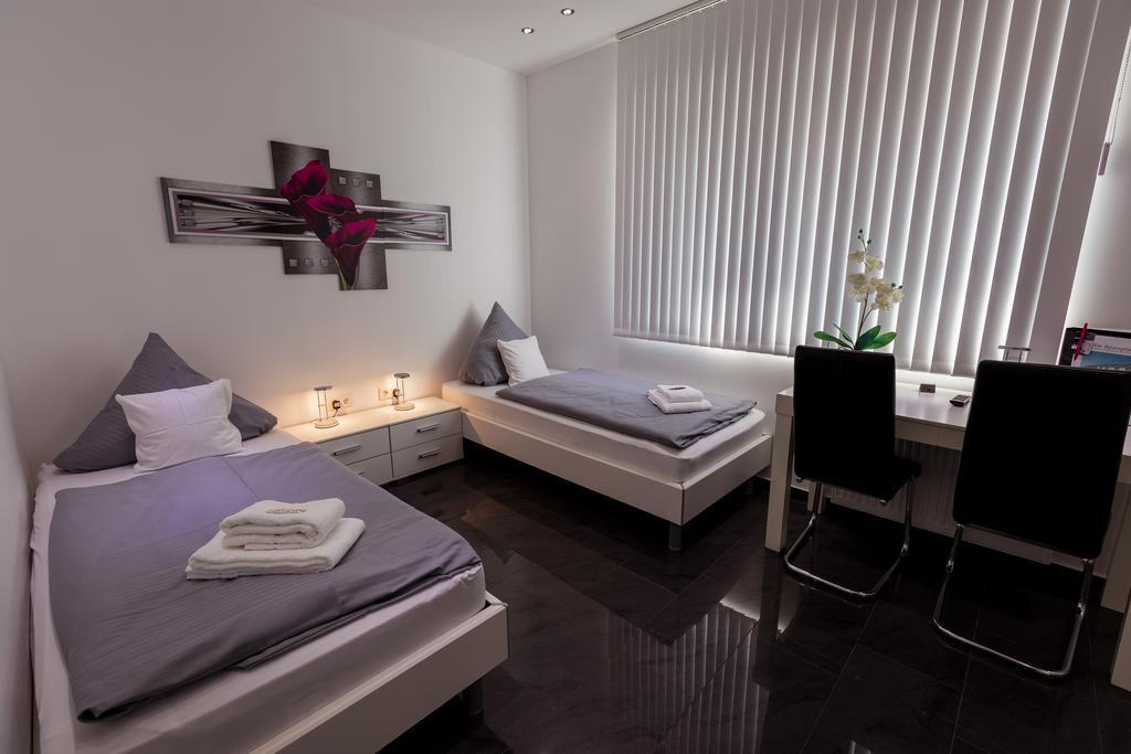 Hotel Am Rosenplatz,24 Stunden Check In, Kostenfreie Parkplaetze Brechtorf エクステリア 写真